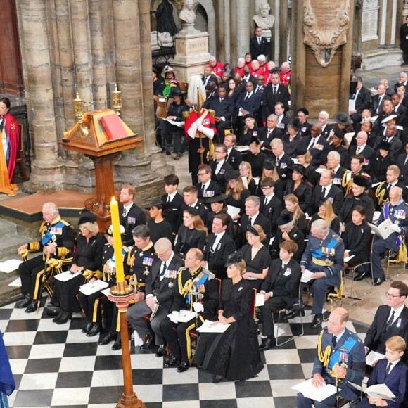 Le roi Charles III d'Angleterre, la reine consort Camilla Parker Bowles, la princesse Anne, Sir Timothy Laurence, le prince Andrew, duc d'York, le prince Edward, comte de Wessex, Sophie, comtesse de Wessex, le prince de Galles William, le prince George, Kate Catherine Middleton, princesse de Galles, la princesse Charlotte, Peter Phillips, Zara et Mike Tindall, le prince Harry, duc de Sussex, Meghan Markle, duchesse de Sussex, la princesse Beatrice d'York et son mari Edoardo Mapelli Mozzi, Lady Louise Windsor et le vicomte Severn - Service funéraire à l'Abbaye de Westminster pour les funérailles d'Etat de la reine Elizabeth II d'Angleterre. Le 19 septembre 2022 © Dominic Lipinski / PA via Bestimage