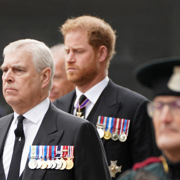 Le prince Andrew, duc d'York, le prince Harry, duc de Sussex - Arrivées au service funéraire à l'Abbaye de Westminster pour les funérailles d'Etat de la reine Elizabeth II d'Angleterre le 19 septembre 2022. © James Manning / PA via Bestimage