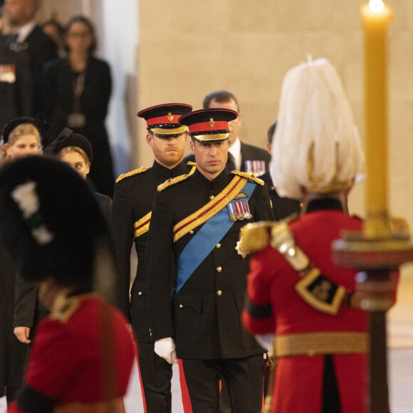 Le prince William, prince de Galles et le prince Harry, duc de Sussex - Veillée des petits-enfants de la reine Elizabeth II au Westminster Hall à Londres, Royaume Uni, le 17 septembre 2022.