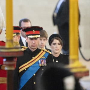 Le prince William, prince de Galles, Peter Phillips, James Mountbatten-Windsor, la princesse Eugenie d'York, le prince Harry, duc de Sussex, la princesse Beatrice d'York, Louise Mountbatten-Windsor (Lady Louise Windsor) et Zara Phillips (Zara Tindall) - Veillée des petits-enfants de la reine Elizabeth II au Westminster Hall à Londres, Royaume Uni, le 17 septembre 2022.