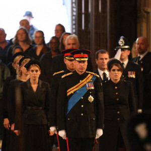 Le prince William, prince de Galles, Peter Phillips, James Mountbatten-Windsor, la princesse Eugenie d'York, le prince Harry, duc de Sussex, la princesse Beatrice d'York, Louise Mountbatten-Windsor (Lady Louise Windsor) et Zara Phillips (Zara Tindall) - Veillée des petits-enfants de la reine Elizabeth II au Westminster Hall à Londres, Royaume Uni, le 17 septembre 2022.