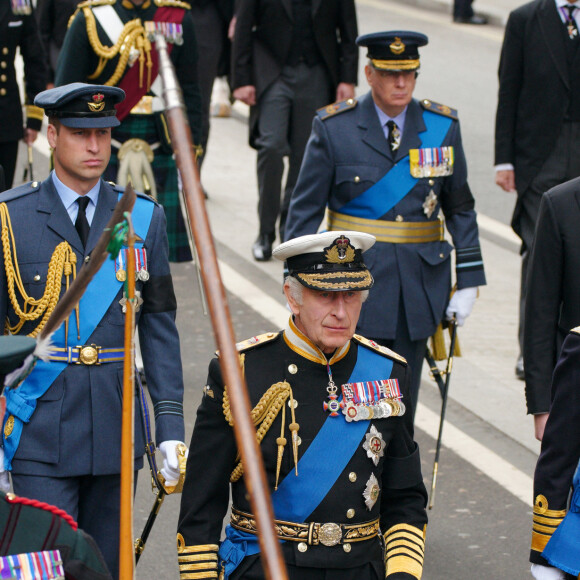 Le roi Charles III, la princesse Anne, le prince Harry, le prince William, prince de Galles - Procession du cercueil de la reine Elizabeth II d'Angleterre de Wesminster Hall où il était exposé au public, jusqu'à l'Abbaye de Westminster. Le cercueil est installé sur l'affût du canon, puis tiré par 142 marins de la Royal Navy à l'aide de cordages, dans la plus pure tradition de la monarchie britannique. Cette tradition remonte aux funérailles d'Etat de la reine Victoria en février 1901. Londres, le 19 septembre 2022. © Peter Byrne / PA via Bestimage