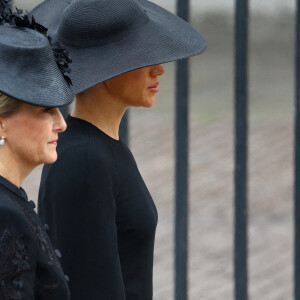 Meghan Markle, duchesse de Sussex et la comtesse Sophie de Wessex - Arrivées au service funéraire à l'Abbaye de Westminster pour les funérailles d'Etat de la reine Elizabeth II d'Angleterre le 19 septembre 2022. © Alkis Konstantinidis / PA via Bestimage