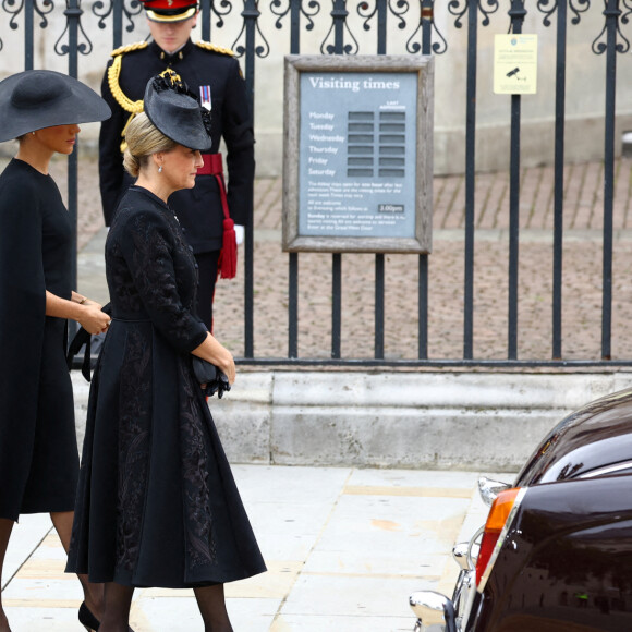 Meghan Markle, duchesse de Sussex et la comtesse Sophie de Wessex - Arrivées au service funéraire à l'Abbaye de Westminster pour les funérailles d'Etat de la reine Elizabeth II d'Angleterre le 19 septembre 2022. © Alkis Konstantinidis / PA via Bestimage