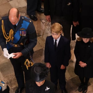 Le prince William, prince de Galles, Le prince George de Galles, La princesse Charlotte de Galles,, Catherine (Kate) Middleton, princesse de Galles - Service funéraire à l'Abbaye de Westminster pour les funérailles d'Etat de la reine Elizabeth II d'Angleterre, à Londres, Royaume Uni, le 19 septembre 2022 © Ian Vogler/Mirroppix/Bestimage 