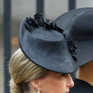 Meghan Markle, duchesse de Sussex et la comtesse Sophie de Wessex - Arrivées au service funéraire à l'Abbaye de Westminster pour les funérailles d'Etat de la reine Elizabeth II d'Angleterre le 19 septembre 2022. © Hannah McKay / PA via Bestimage  AZERTY