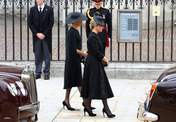 Meghan Markle, duchesse de Sussex et la comtesse Sophie de Wessex - Arrivées au service funéraire à l'Abbaye de Westminster pour les funérailles d'Etat de la reine Elizabeth II d'Angleterre le 19 septembre 2022. © Hannah McKay / PA via Bestimage 