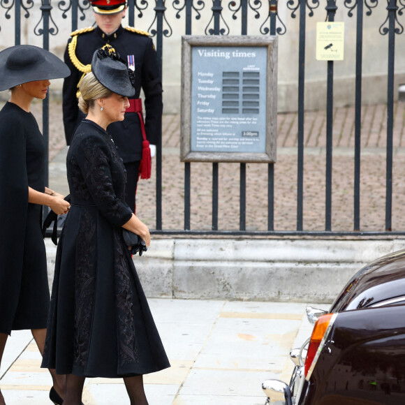 Meghan Markle, duchesse de Sussex et la comtesse Sophie de Wessex - Arrivées au service funéraire à l'Abbaye de Westminster pour les funérailles d'Etat de la reine Elizabeth II d'Angleterre le 19 septembre 2022. © Hannah McKay / PA via Bestimage 