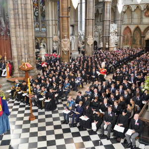 Le roi Charles III d'Angleterre, la reine consort Camilla Parker Bowles, la princesse Anne, Sir Timothy Laurence, le prince Andrew, duc d'York, le prince Edward, comte de Wessex, Sophie, comtesse de Wessex, le prince de Galles William, le prince George, Kate Catherine Middleton, princesse de Galles, la princesse Charlotte, Peter Phillips, Zara et Mike Tindall, le prince Harry, duc de Sussex, Meghan Markle, duchesse de Sussex, la princesse Beatrice d'York et son mari Edoardo Mapelli Mozzi, Lady Louise Windsor et le vicomte Severn - Service funéraire à l'Abbaye de Westminster pour les funérailles d'Etat de la reine Elizabeth II d'Angleterre. Le 19 septembre 2022 © Dominic Lipinski / PA via Bestimage 