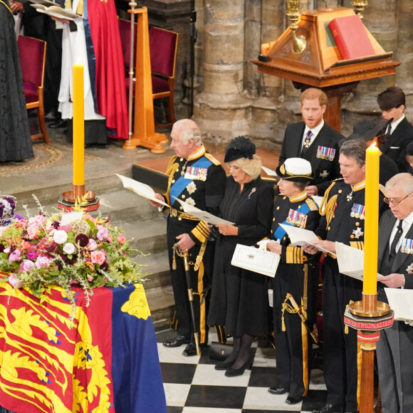 Le roi Charles III, Camilla, reine consort, la princesse Anne, le prince Harry, le prince Andrew, duc d'York, le prince Edward et la comtesse Sophie - Service funéraire à l'Abbaye de Westminster pour les funérailles d'Etat de la reine Elizabeth II d'Angleterre. Le sermon est délivré par l'archevêque de Canterbury Justin Welby (chef spirituel de l'Eglise anglicane) au côté du doyen de Westminster David Hoyle. Londres, le 19 septembre 2022. © Dominic Lipinski / PA via Bestimage 