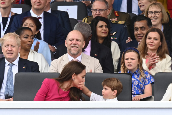 Boris Johnson, Kate Catherine Middleton, duchesse de Cambridge et leurs enfants, le prince Louis, Mike Tindall, Mia Tindall - La famille royale d'Angleterre lors de la parade devant le palais de Buckingham, à l'occasion du jubilé de la reine d'Angleterre