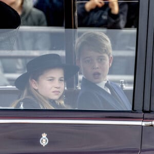 Camilla Parker Bowles, reine consort d'Angleterre, Catherine (Kate) Middleton, princesse de Galles, la princesse Charlotte de Galles et le prince George de Galles - Procession du cercueil de la reine Elizabeth II d'Angleterre de l'Abbaye de Westminster à Wellington Arch à Hyde Park Corner, près du palais de Buckingham, au son de Big Ben et de coups de canon. Dans le cadre des funérailles d'Etat, le cercueil sera ensuite transféré dans le corbillard royal pour prendre la direction du château de Windsor, à Londres, Royaume Uni, le 19 septembre 2022. 