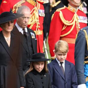 Kate Catherine Middleton, princesse de Galles, la princesse Charlotte et le prince George, le prince de Galles William - Procession du cercueil de la reine Elizabeth II d'Angleterre de l'Abbaye de Westminster à Wellington Arch à Hyde Park Corner 