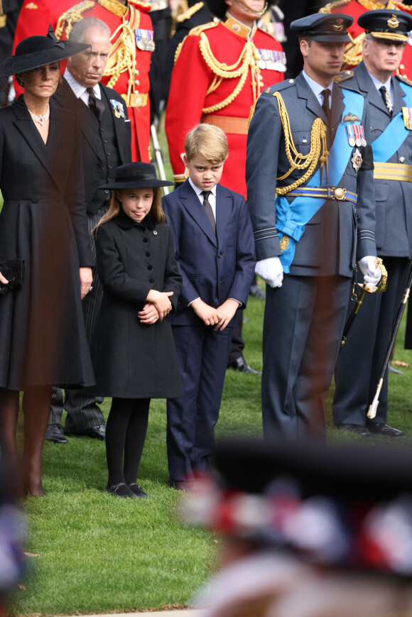 Kate Catherine Middleton, princesse de Galles, la princesse Charlotte et le prince George, le prince de Galles William - Procession du cercueil de la reine Elizabeth II d'Angleterre de l'Abbaye de Westminster à Wellington Arch à Hyde Park Corner 