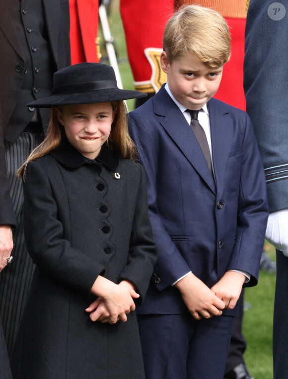 La princesse Charlotte et le prince George de Galles - Procession du cercueil de la reine Elizabeth II d'Angleterre de l'Abbaye de Westminster à Wellington Arch à Hyde Park Corner 