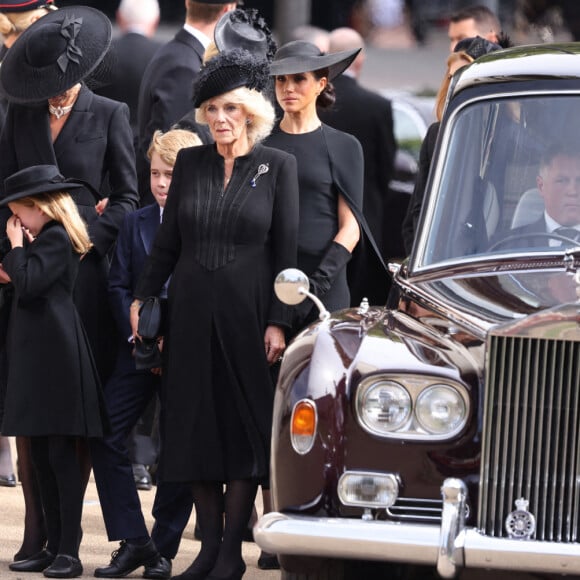 Kate Catherine Middleton, princesse de Galles, la princesse Charlotte et le prince George, la reine consort Camilla Parker Bowles, Meghan Markle, duchesse de Sussex - Procession du cercueil de la reine Elizabeth II d'Angleterre de l'Abbaye de Westminster à Wellington Arch à Hyde Park Corner 