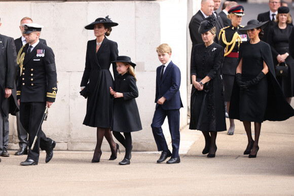 Kate Catherine Middleton, princesse de Galles, la princesse Charlotte et le prince George, la comtesse Sophie de Wessex, Meghan Markle, duchesse de Sussex - Procession du cercueil de la reine Elizabeth II d'Angleterre de l'Abbaye de Westminster à Wellington Arch à Hyde Park Corner 