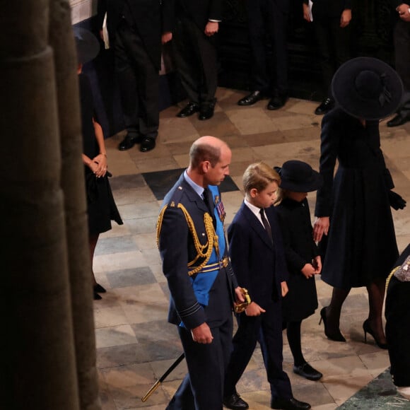 Meghan Markle, duchesse de Sussex, Le prince William, prince de Galles, Catherine (Kate) Middleton, princesse de Galles, Le prince George de Galles, La princesse Charlotte de Galles, Le prince Edward, comte de Wessex, la comtesse Sophie de Wessex - Service funéraire à l'Abbaye de Westminster pour les funérailles d'Etat de la reine Elizabeth II d'Angleterre. Le sermon est délivré par l'archevêque de Canterbury Justin Welby (chef spirituel de l'Eglise anglicane) au côté du doyen de Westminster David Hoyle. Londres, le 19 septembre 2022. © Phil Noble / PA via Bestimage 