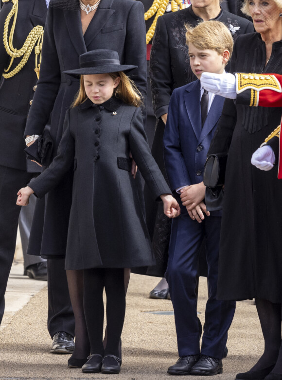 La princesse Charlotte et le prince George de Galles, la reine consort Camilla Parker Bowles - Procession du cercueil de la reine Elizabeth II d'Angleterre de l'Abbaye de Westminster à Wellington Arch à Hyde Park Corner.
