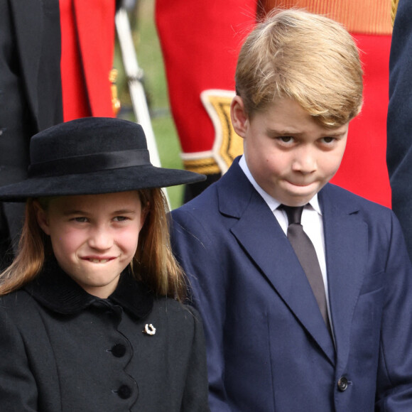 La princesse Charlotte et le prince George de Galles - Procession du cercueil de la reine Elizabeth II d'Angleterre de l'Abbaye de Westminster à Wellington Arch à Hyde Park Corner 