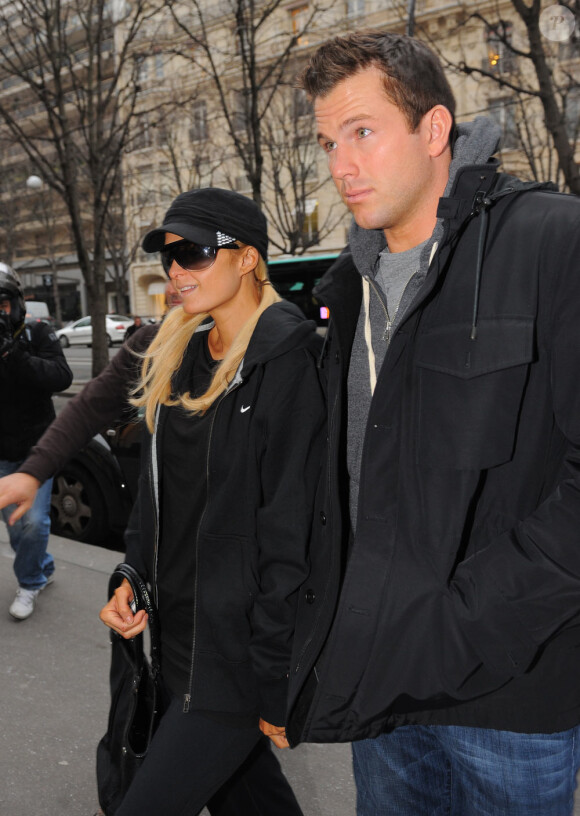 Paris Hilton et Doug Reinhardt font du shopping sur l'avenue des Champs Elysees et rue du Faubourg St Honoré à Paris le 9 février 2010. Le couple s'est rendu chez Colette, Chanel et Sephora avant de rejoindre le Ritz