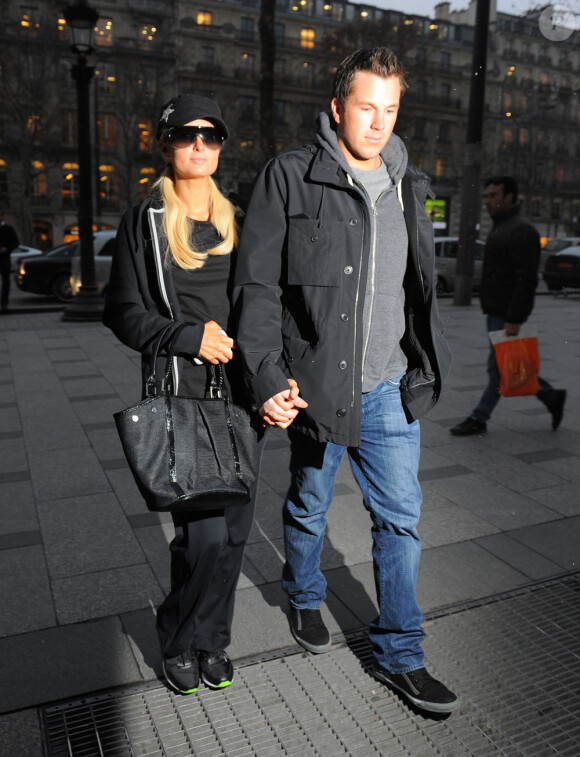 Paris Hilton et Doug Reinhardt font du shopping sur l'avenue des Champs Elysees et rue du Faubourg St Honoré à Paris le 9 février 2010. Le couple s'est rendu chez Colette, Chanel et Sephora avant de rejoindre le Ritz
