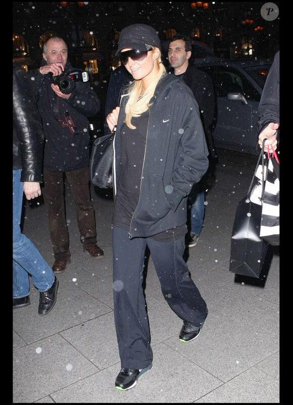 Paris Hilton et Doug Reinhardt font du shopping rue du Faubourg St Honoré à Paris le 9 février 2010. Le couple s'est rendu chez Colette, Chanel et Sephora avant de rejoindre le Ritz