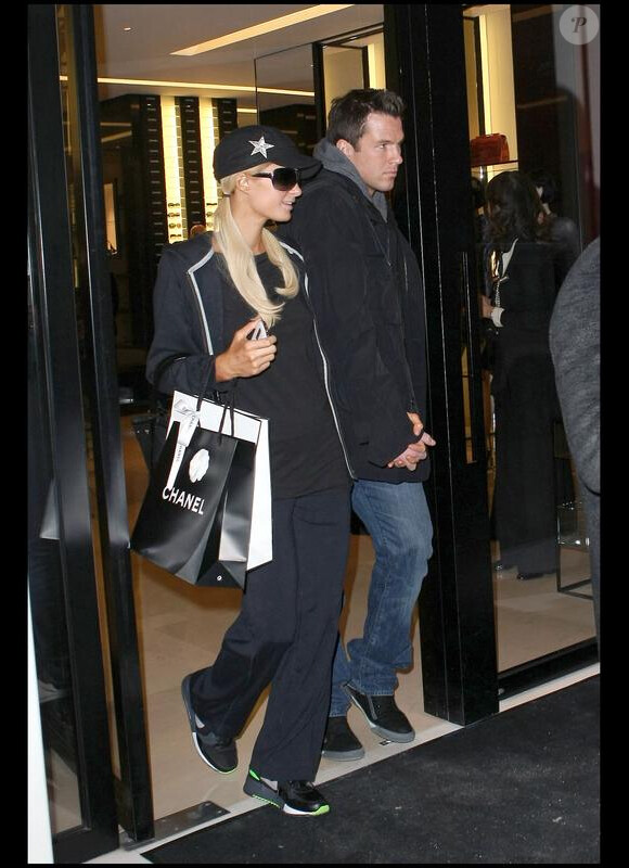 Paris Hilton et Doug Reinhardt font du shopping rue du Faubourg St Honoré à Paris le 9 février 2010. Le couple s'est rendu chez Colette, Chanel et Sephora avant de rejoindre le Ritz