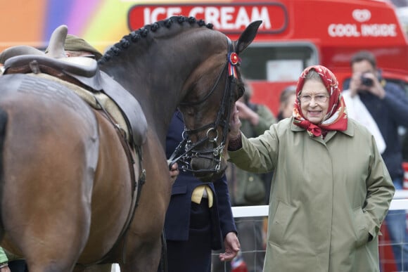 La reine Elizabeth II d'Angleterre assiste au "Royal Windsor Horse show", 14 mai 2010.