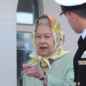 La reine Elizabeth II - La famille royale d'Angleterre à bord du "Hebridean Princesse" à Stornaway.