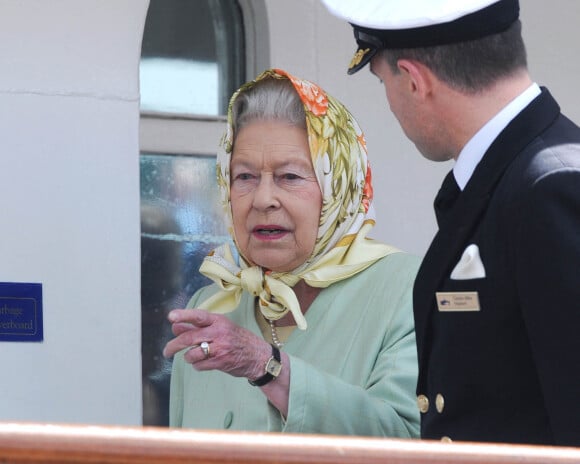 La reine Elizabeth II - La famille royale d'Angleterre à bord du "Hebridean Princesse" à Stornaway.