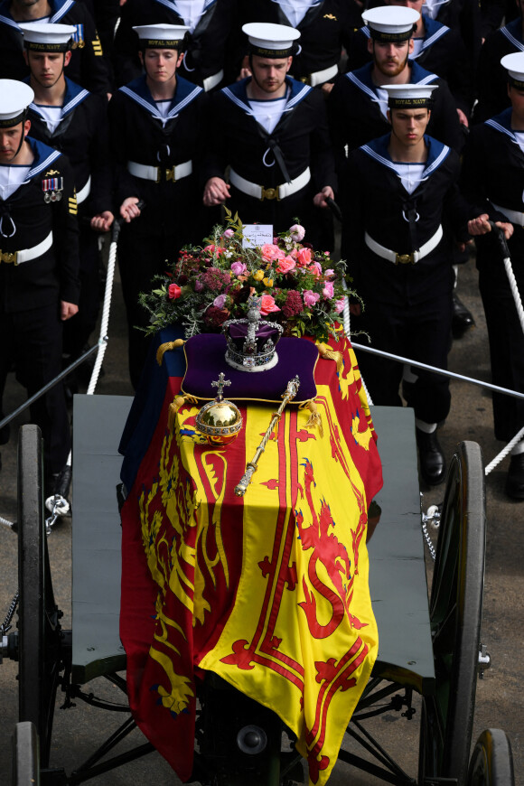 Procession du cercueil de la reine Elizabeth II d'Angleterre de l'Abbaye de Westminster à Wellington Arch à Hyde Park Corner, près du palais de Buckingham, au son de Big Ben et de coups de canon. Dans le cadre des funérailles d'Etat, le cercueil sera ensuite transféré dans le corbillard royal pour prendre la direction du château de Windsor. Londres, le 19 septembre 2022. 