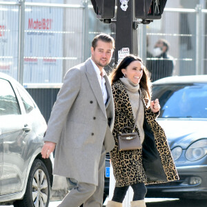 Info - Capucine Anav est enceinte de son premier enfant - Exclusif - Prix Spécial - No Web - Capucine Anav et son compagnon Victor sont allés choisir leurs alliances pour leur futur mariage, à la bijouterie Galeries Lafayette - Royal Quartz Paris rue Royal à Paris, France, le 7 février 2022. 