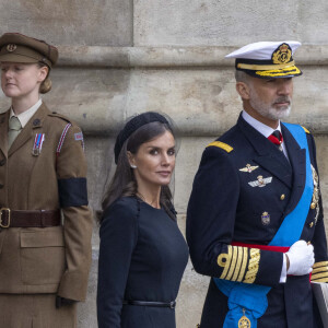 La reine Letizia et le roi Felipe VI d'Espagne - Sorties du service funéraire à l'Abbaye de Westminster pour les funérailles d'Etat de la reine Elizabeth II d'Angleterre le 19 septembre 2022. 