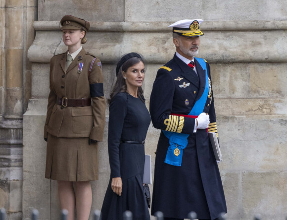 La reine Letizia et le roi Felipe VI d'Espagne - Sorties du service funéraire à l'Abbaye de Westminster pour les funérailles d'Etat de la reine Elizabeth II d'Angleterre le 19 septembre 2022. 