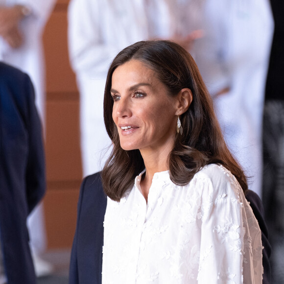 Le roi Felipe VI et la reine Letizia d'Espagne lors de l'inauguration de l'extension de l'hôpital universitaire de Guadalajara, le 14 septembre 2022. L'agrandissement de l'hôpital a impliqué le doublement de la superficie de l'hôpital de 54 000 mètres carrés actuels à 116,1,m2 et l'augmentation de sa capacité et de son portefeuille de services. Le complexe hospitalier a célébré son 40e anniversaire en janvier 2022. 