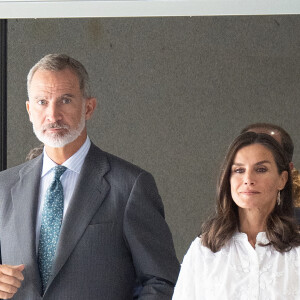 Le roi Felipe VI et la reine Letizia d'Espagne lors de l'inauguration de l'extension de l'hôpital universitaire de Guadalajara, le 14 septembre 2022. L'agrandissement de l'hôpital a impliqué le doublement de la superficie de l'hôpital de 54 000 mètres carrés actuels à 116,1,m2 et l'augmentation de sa capacité et de son portefeuille de services. Le complexe hospitalier a célébré son 40e anniversaire en janvier 2022. 