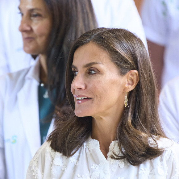 Le roi Felipe VI et la reine Letizia d'Espagne lors de l'inauguration de l'extension de l'hôpital universitaire de Guadalajara, le 14 septembre 2022. L'agrandissement de l'hôpital a impliqué le doublement de la superficie de l'hôpital de 54 000 mètres carrés actuels à 116,1,m2 et l'augmentation de sa capacité et de son portefeuille de services. Le complexe hospitalier a célébré son 40e anniversaire en janvier 2022. 