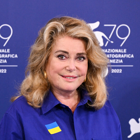 Photocall de Catherine Deneuve (porte un badge aux couleurs de l'Ukraine) qui va recevoir un Lion d'Or d'Honneur lors de la 79ème édition du festival international du film de Venise, la Mostra le 31 août 2022.