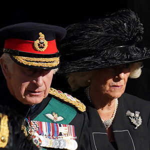 Le roi Charles III d'Angleterre et Camilla Parker Bowles, reine consort d'Angleterre - Procession du cercueil de la reine Elisabeth II du palais de Holyroodhouse à la cathédrale St Giles d'Édimbourg, Royaume Uni, le 12 septembre 2022.