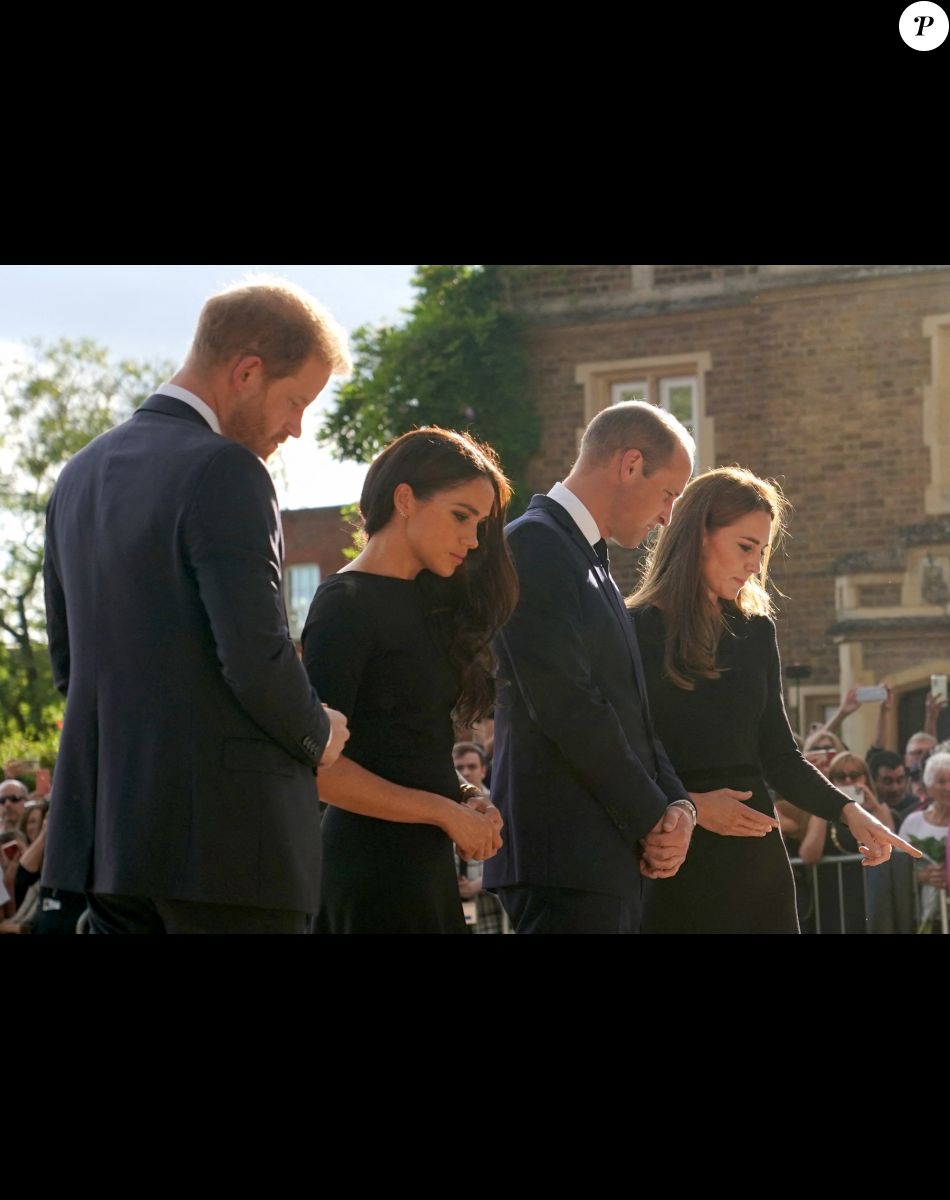 Kate Middleton, le prince William, le prince Harry et Meghan Markle se retrouvent enfin. Ils découvrent ensemble les hommages à la reine Elizabeth II après sa disparition. Le 10 septembre 2022 à Windsor