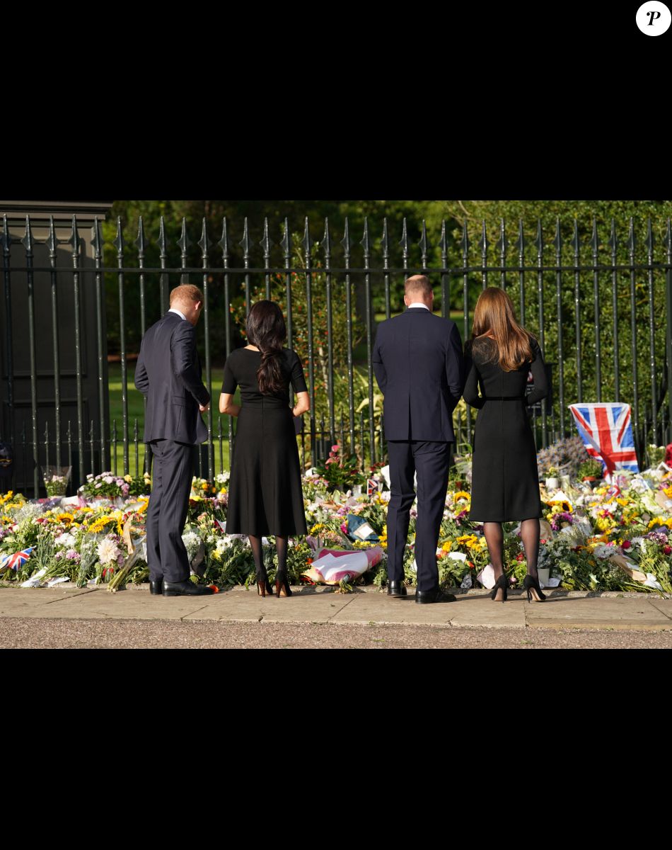 Kate Middleton, le prince William, le prince Harry et Meghan Markle se retrouvent enfin. Ils découvrent ensemble les hommages à la reine Elizabeth II après sa disparition. Le 10 septembre 2022 à Windsor