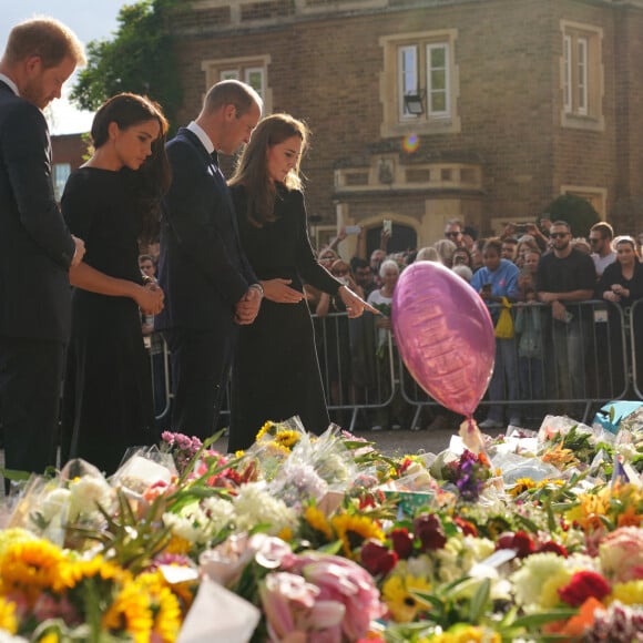 Kate Middleton, le prince William, le prince Harry et Meghan Markle se retrouvent enfin. Ils découvrent ensemble les hommages à la reine Elizabeth II après sa disparition. Le 10 septembre 2022 à Windsor