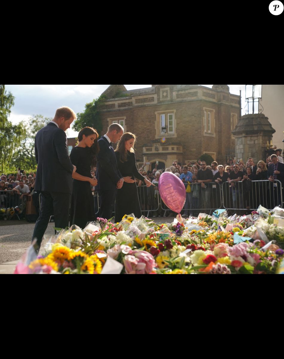 Kate Middleton, le prince William, le prince Harry et Meghan Markle se retrouvent enfin. Ils découvrent ensemble les hommages à la reine Elizabeth II après sa disparition. Le 10 septembre 2022 à Windsor