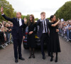 Kate Middleton, le prince William, le prince Harry et Meghan Markle se retrouvent enfin. Ils découvrent ensemble les hommages à la reine Elizabeth II après sa disparition.