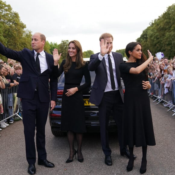 Kate Middleton, le prince William, le prince Harry et Meghan Markle se retrouvent enfin. Ils découvrent ensemble les hommages à la reine Elizabeth II après sa disparition.