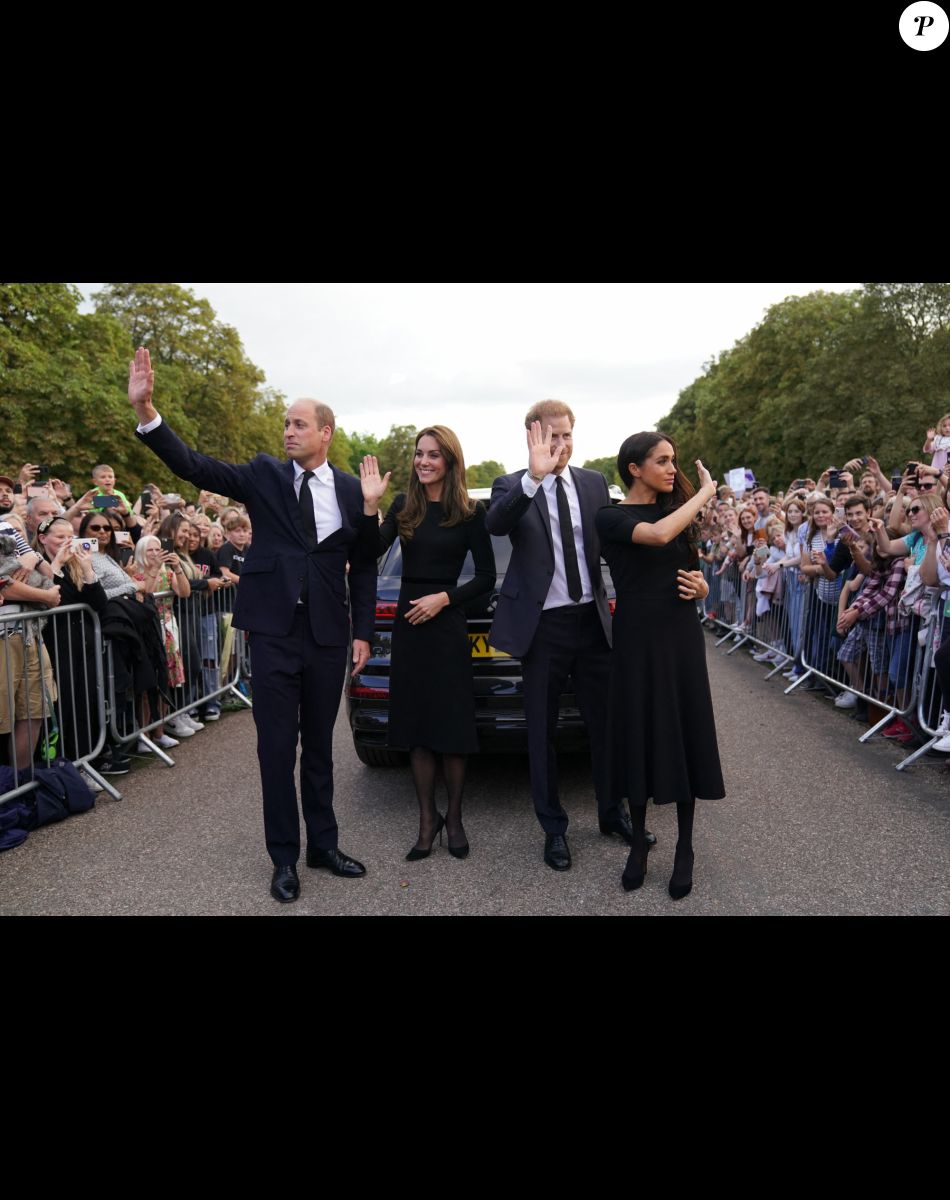 Kate Middleton, le prince William, le prince Harry et Meghan Markle se retrouvent enfin. Ils découvrent ensemble les hommages à la reine Elizabeth II après sa disparition.