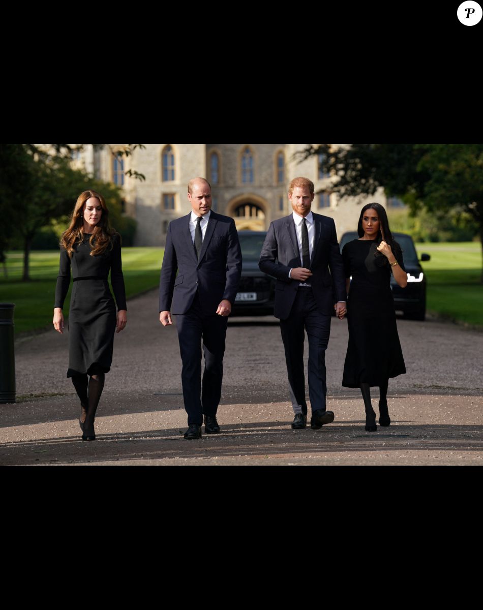 Kate Middleton, le prince William, le prince Harry et Meghan Markle se retrouvent enfin. Ils découvrent ensemble les hommages à la reine Elizabeth II après sa disparition. Le 10 septembre 2022 à Windsor