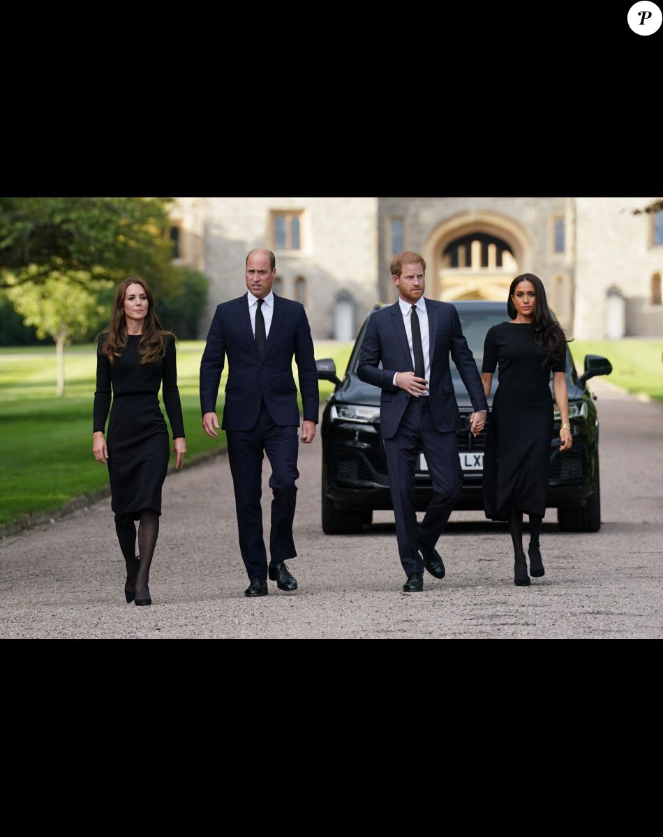 Kate Middleton, le prince William, le prince Harry et Meghan Markle se retrouvent enfin. Ils découvrent ensemble les hommages à la reine Elizabeth II après sa disparition. Le 10 septembre 2022 à Windsor