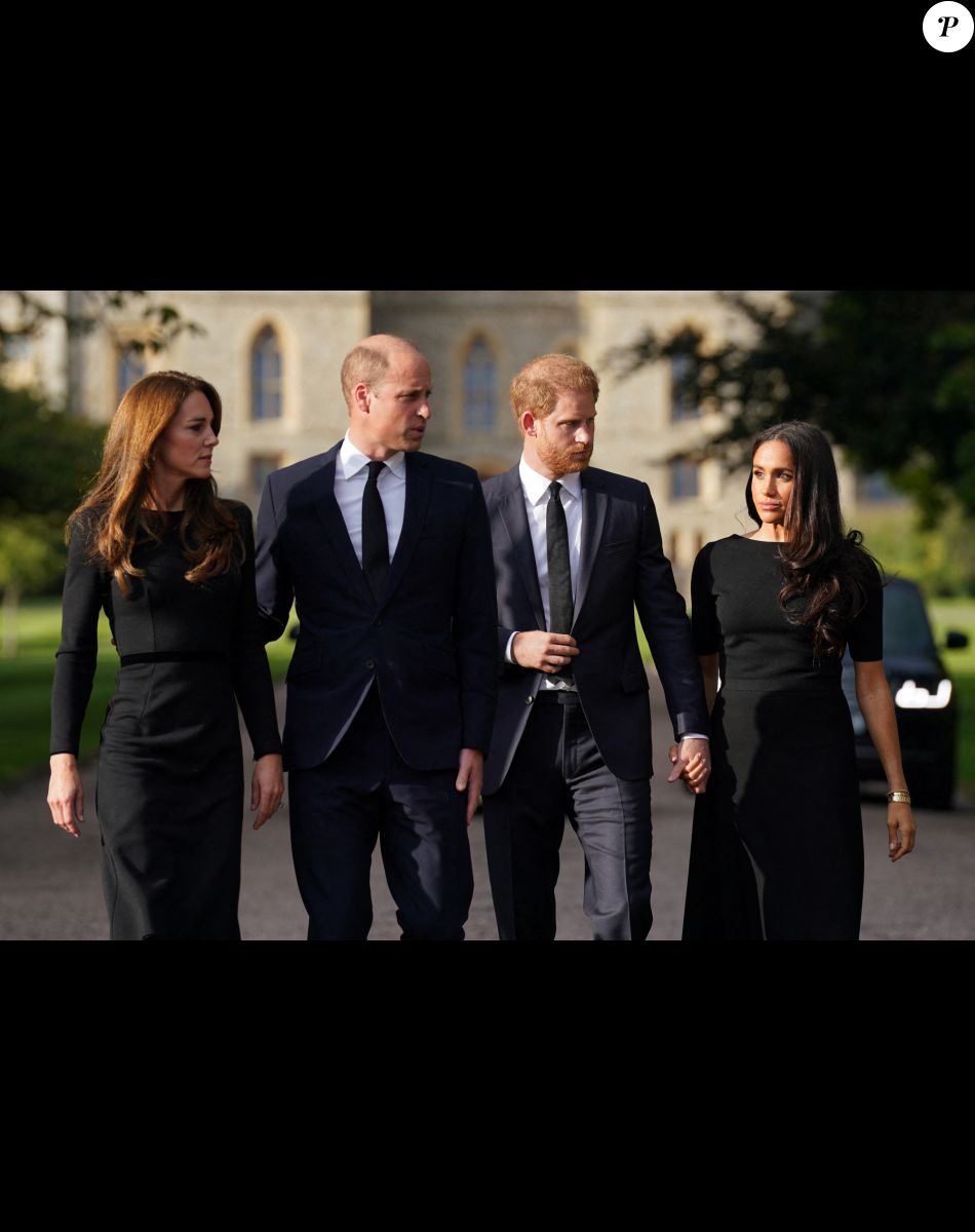 Kate Middleton, le prince William, le prince Harry et Meghan Markle se retrouvent enfin. Ils découvrent ensemble les hommages à la reine Elizabeth II après sa disparition. Le 10 septembre 2022 à Windsor